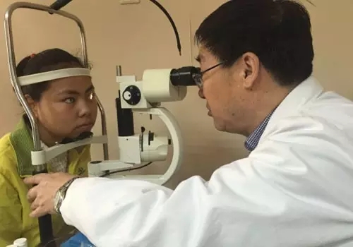 【醫(yī)術(shù)精湛  重見(jiàn)光明】一面錦旗和18歲女孩的光明路