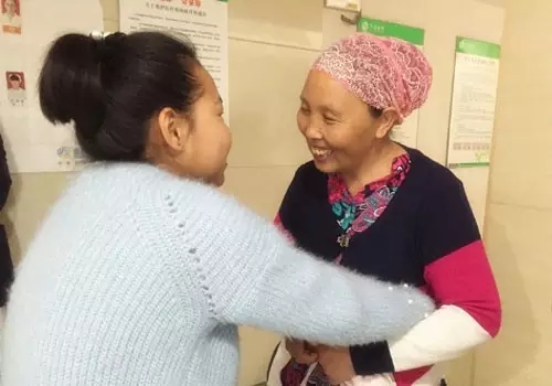 【醫(yī)術(shù)精湛  重見(jiàn)光明】一面錦旗和18歲女孩的光明路