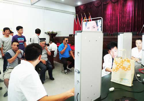 我市公交出租車攜手普瑞眼科為千名司機檢查眼睛