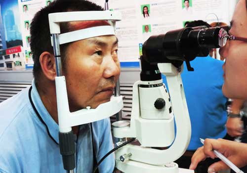 我市公交出租車攜手普瑞眼科為千名司機檢查眼睛