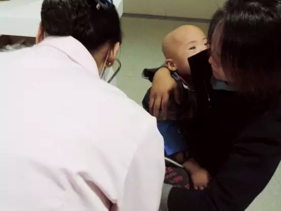 3歲唐氏綜合癥男孩罹患先天性白內(nèi)障，人工晶體植入