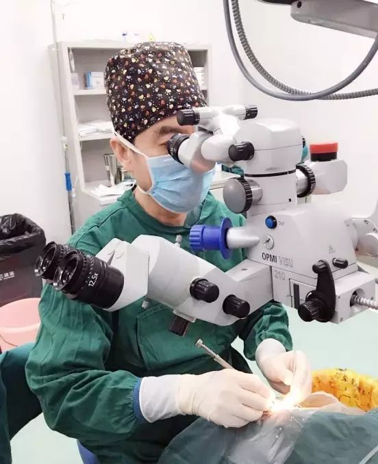 3歲唐氏綜合癥男孩罹患先天性白內(nèi)障，人工晶體植入