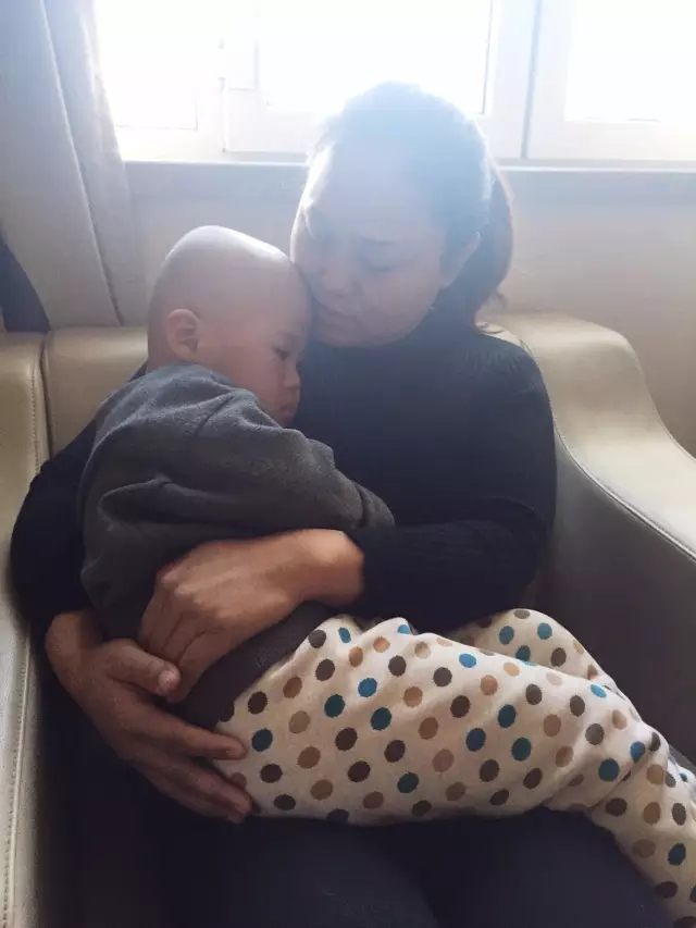 3歲唐氏綜合癥男孩罹患先天性白內(nèi)障，人工晶體植入