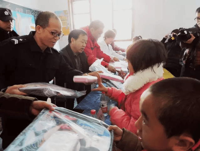 沙區(qū)倉(cāng)房溝殘聯(lián)攜手普瑞眼科醫(yī)院走進(jìn)倉(cāng)房溝小學(xué)