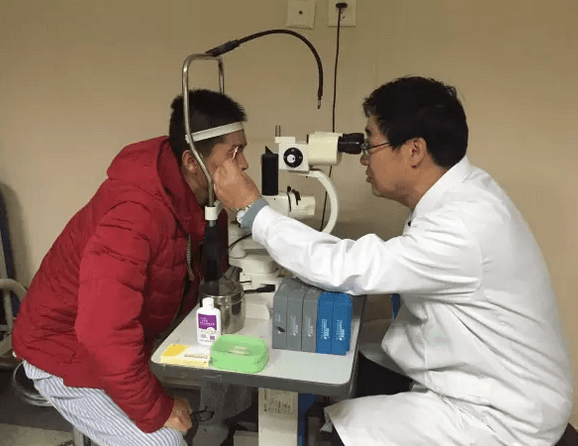 因?yàn)橛袗?ài)，所以永不放棄追逐光明的腳步