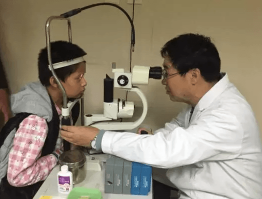 被耽誤的童年，10歲男孩終于迎來(lái)遲到多年的光明