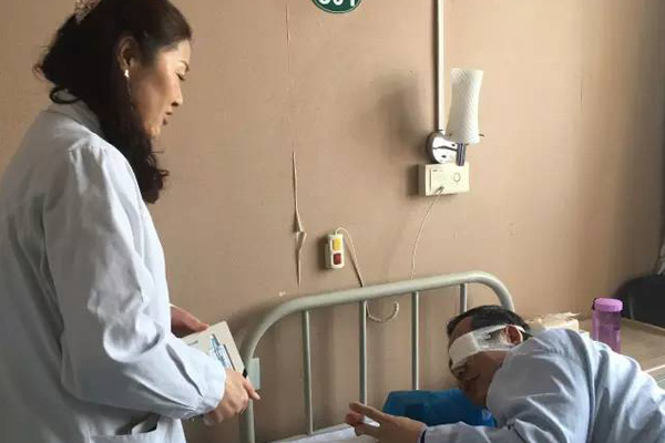 鮮紅錦旗贊專家高超醫(yī)技，拒收紅包顯醫(yī)德風(fēng)范