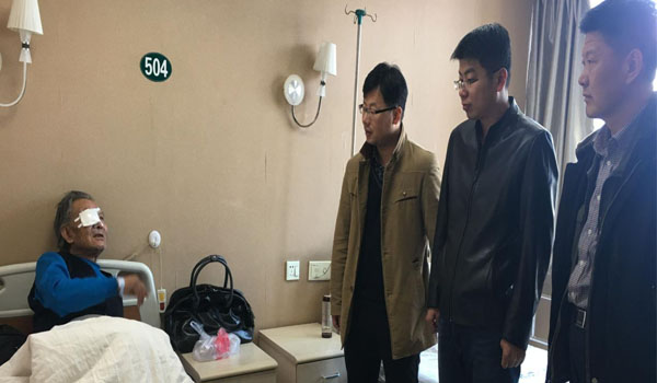 米東區(qū)78歲“三無” 白內(nèi)障老人在普瑞眼科重獲光明