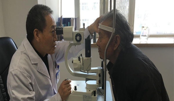 米東區(qū)78歲“三無” 白內(nèi)障老人在普瑞眼科重獲光明