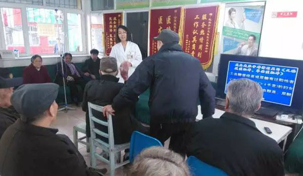 普瑞眼科專家走進(jìn)公交社區(qū)衛(wèi)生服務(wù)站進(jìn)行愛(ài)眼講座及義診