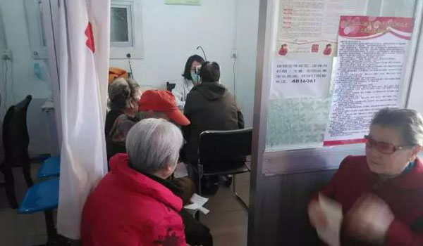 普瑞眼科專家走進(jìn)公交社區(qū)衛(wèi)生服務(wù)站進(jìn)行愛(ài)眼講座及義診