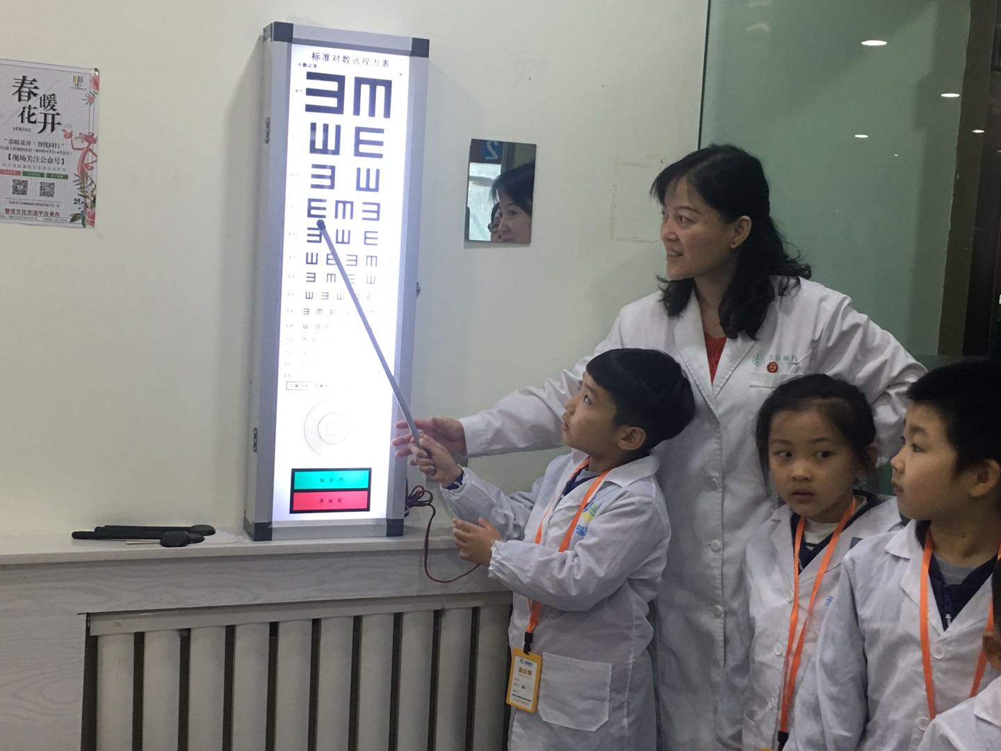 愛眼護(hù)眼，幼兒園小朋友華麗變身“眼科小醫(yī)生”啦!