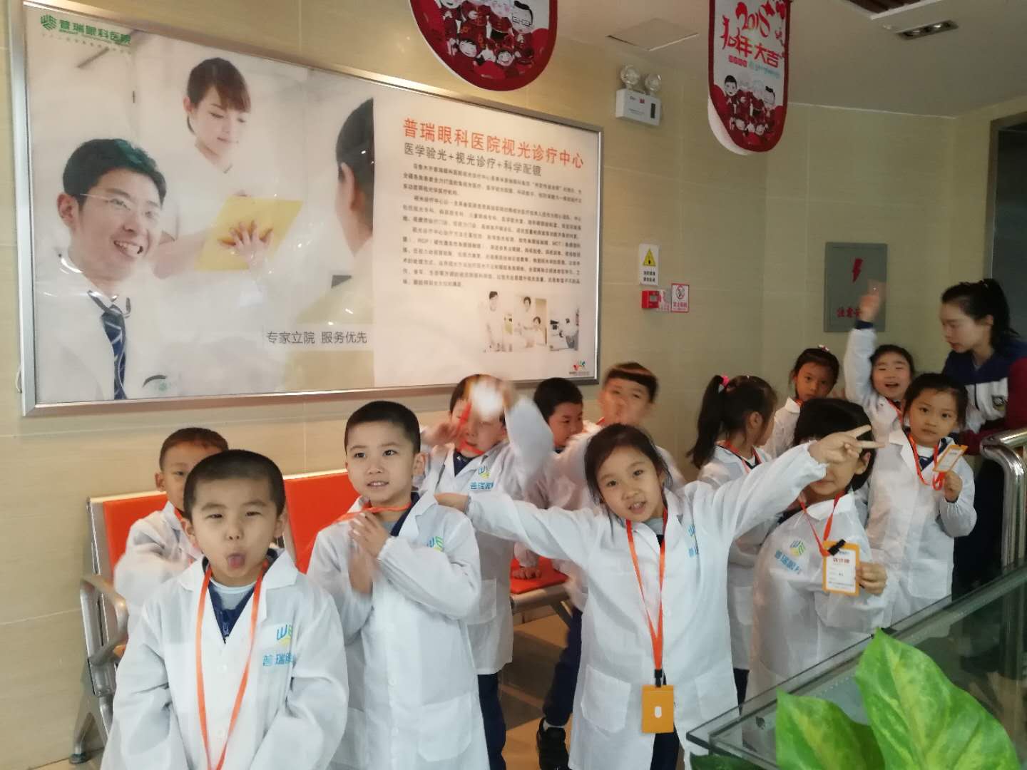 愛眼護(hù)眼，幼兒園小朋友華麗變身“眼科小醫(yī)生”啦!