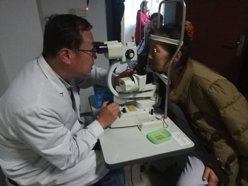 68歲的阿依穆尼在普瑞眼科完成了角膜移植手術(shù)