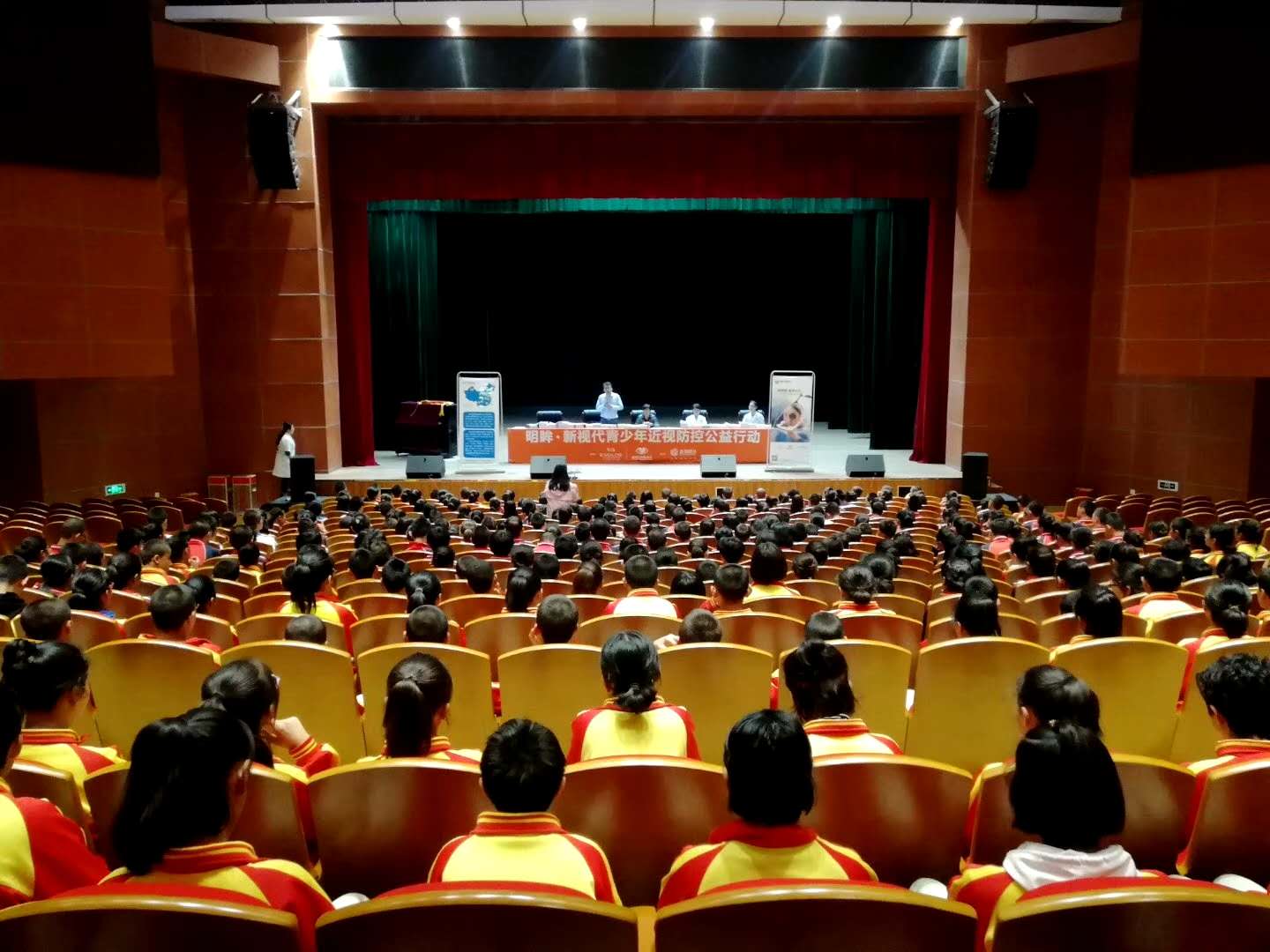 明眸新視代公益活動走進(jìn)烏市第58中學(xué)，為貧困學(xué)生贈送眼鏡