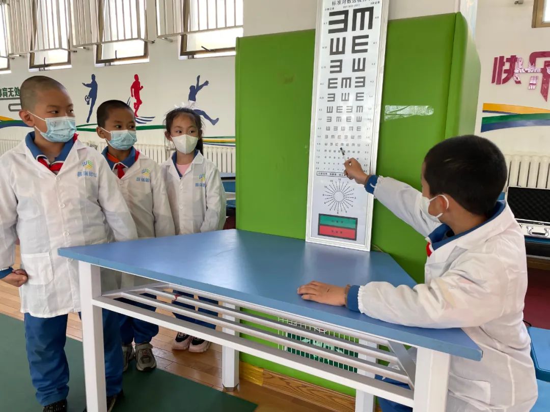 眼科小醫(yī)生職業(yè)體驗活動進校園，愛護眼睛從小做起!
